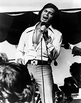 On Stage Prints: Englebert Humperdinck. ca. 1975. Courtesy: CSU Archives/Everett Collection