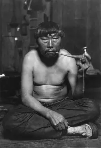 Images Dated 9th July 2008: Eskimo smoking pipe, photograph by Lomen Bros. 1900-1927