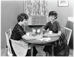 Friendship Prints: EV1074 - CATCHING UP. Courtesy: CSU Archives / Everett Collection