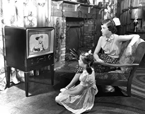 History Prints: EV1908 - Family watching television