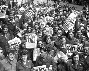 History Prints: EV1946 - US Army men and women in Japan following the surrender of the Japanese army on September 2