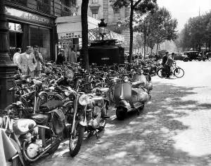 History Prints: EV1980 -Street scene in Paris, August 23