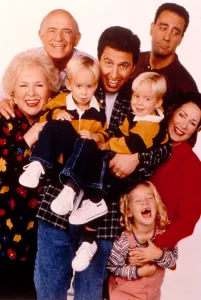 Roberts Prints: EVERYBODY LOVES RAYMOND, Doris Roberts