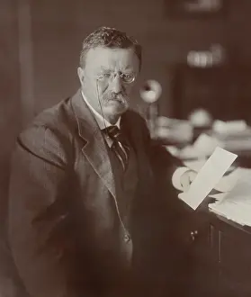 Gesturing Prints: Ex-President Theodore Roosevelt speaking from a table, Aug. 23 to Sept 9, 1910