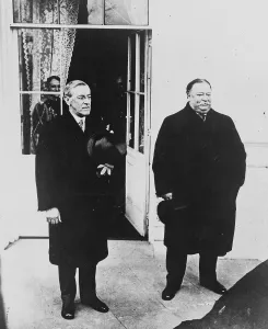 Images Dated 21st November 2007: Ex-William Howard Taft (1857-1930) with newly inaugurated President Woodrow Wilson (1856-1924)