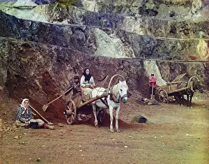 Metals Prints: A family, with shovels and horse-drawn carts
