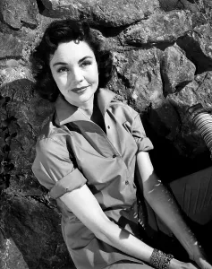 Images Dated 21st August 2013: A FAREWELL TO ARMS, Jennifer Jones