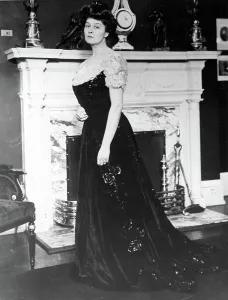 Gibson Girl Prints: FASHION-Woman in Gibson Girl fashion. 1912. Courtesy: CSU Archives / Everett Collection