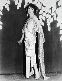 Images Dated 4th June 2019: FASHIONS IN LOVE, Fay Compton, 1929