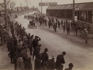 Speed Prints: Finish of auto race at Springfield L.I. in 1900. LC-DIG-ppmsca-19358