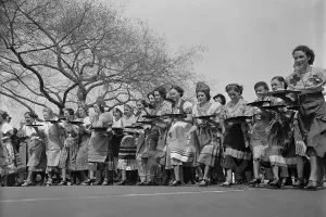Funny Prints: First annual waitresses derby in Washington