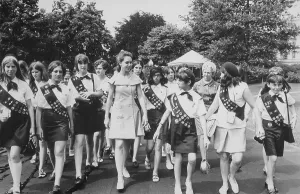 Girl Scouts Prints: First Daughter, Julie Nixon Eisenhower with a group of Girl Scouts at the White House