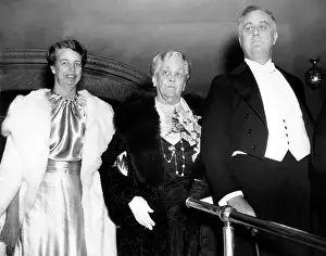 First Lady Eleanor Roosevelt (far left), President Franklin D. Roosevelt (far right), and his mother Sara D