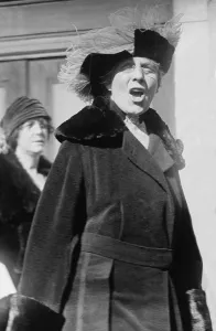 Images Dated 27th October 2008: First Lady Florence Harding (1860-1924), answering a reporter's question