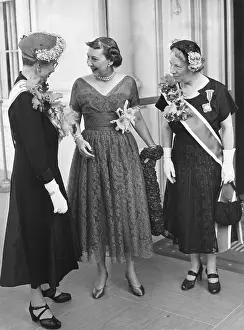 Lcgr1410 Prints: First Lady Mamie Eisenhower welcomes Daughters of the American Revolution