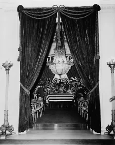 Images Dated 9th May 2008: Flag-draped casket of President Franklin D