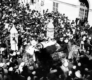 Crowd Prints: Follwers gather in New Dehli to witness the funeral of Mahatma Gandhi