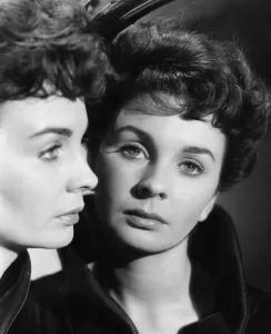 Images Dated 22nd April 2014: FOOTSTEPS IN THE FOG, Jean Simmons, 1955