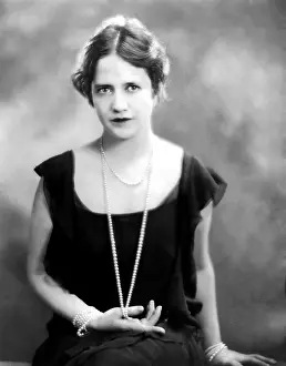 Pearls Prints: Francine Larrimore, 1927. Courtesy: CSU Archives / Everett Collection