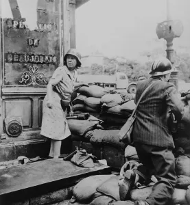Resistance Prints: French man and woman fight with arms taken from the Germans in Paris