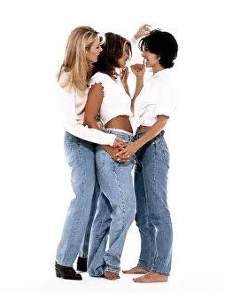 Lisa Prints: FRIENDS, from left, Lisa Kudrow, Jennifer Aniston, 1995-1996 (1995 photo)