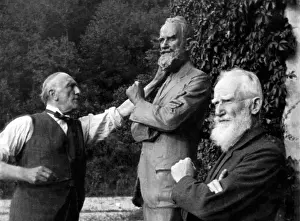 Playwright Prints: George Bernard Shaw (right), poses by his statue by Pierre Prince Troubetzkoy