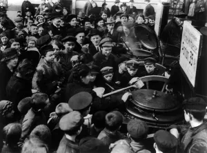 Hardship Prints: German civilians crowding around soup pots in Berlin during WW1 in 1916