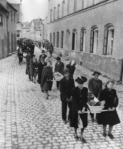 Guard Prints: German civilians of Neunburg bear the bodies of victims from killing site to town cemetery