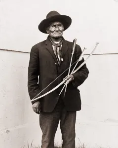 Arrows Prints: Geronimo (1829-1909), Chiricahua Apache warrior