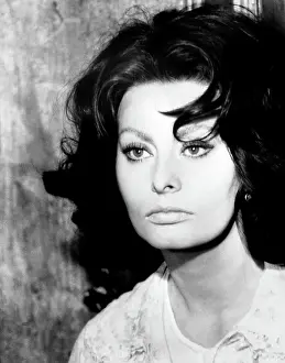Images Dated 18th December 2018: GHOSTS, ITALIAN STYLE, (aka QUESTI FANTASMI), Sophia Loren, 1968
