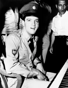 Images Dated 18th March 2015: G.I. BLUES, Elvis Presley, on-set between takes, 1960