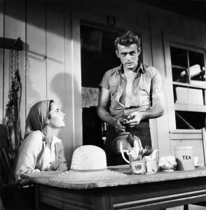 Images Dated 11th February 2015: GIANT, from left, Elizabeth Taylor, James Dean, 1956