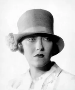 Images Dated 10th March 2006: Gloria Swanson, 1927