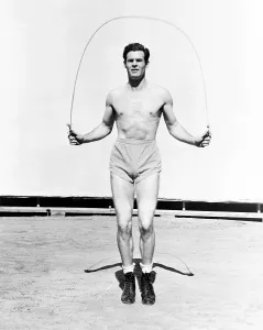 Images Dated 4th August 2015: GOLDEN GLOVES, Robert Ryan, in training on the Paramount lot, 1940