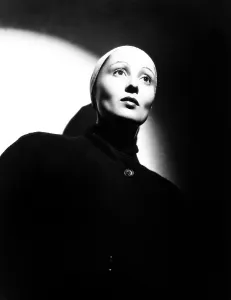 Images Dated 24th December 2015: THE GOOD EARTH, Luise Rainer, 1937