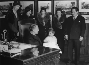 Secretaries Prints: Governor Franklin Roosevelt with Sam Rosenman's family