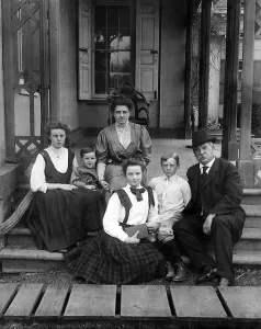 Grover Prints: Grover Cleveland and his family, 1907. Courtesy: CSU Archives/Everett Collection