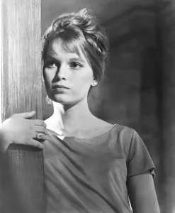 Images Dated 21st June 2013: GUNS AT BATASI, Mia Farrow, 1964