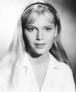 Images Dated 21st June 2013: GUNS AT BATASI, Mia Farrow, 1964