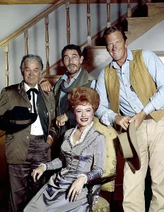 GUNSMOKE, from left: Milburn Stone, Amanda Blake (sitting), Ken Curtis, James Arness, (1968), 1955-1975