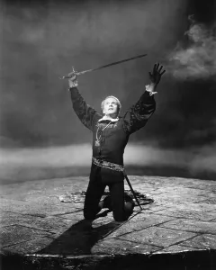 Images Dated 2nd November 2015: HAMLET, Laurence Olivier, 1948
