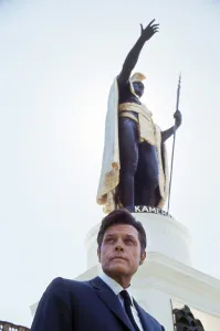 1970s Portraits Prints: HAWAII FIVE-O, Jack Lord, in front of statue of Hawaiian King Kamehameha