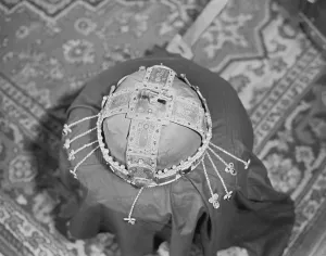 Looting Prints: Hungarian Royal Crown in a U.S
