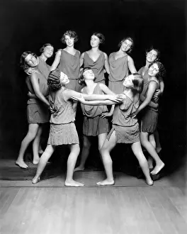 Dancer Prints: Isadora Duncan Dancers, ca. 1929. Courtesy: CSU Archives/Everett Collection
