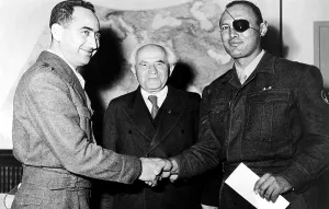 Images Dated 12th March 2007: Israeli General Moshe Dayan (right) shakes hands with General Mordechai Marcleff