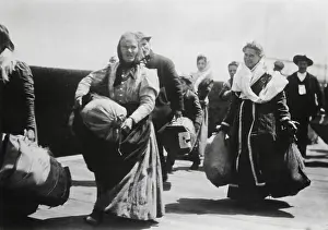 Ships Prints: Italian immigrants landing at Ellis Island