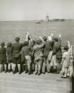 Images Dated 30th December 2009: Jewish refugee children waving at the Statue of Liberty from the deck of the liner President Harding in 1939