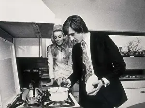 Cruyff Prints: Johan Cruyff and his wife Danny moving in Barcelona after signing up with Bara