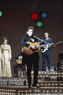 THE JOHNNY CASH SHOW, From left: June Carter Cash, Johnny Cash onstage, (Season 1, ep. 127, aired April 8, 1970), 1969-1971