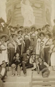 Sombrero Prints: Journalist Lazaro Gutirrez de Lara surrounded by women Mexican revolutionary soldiers